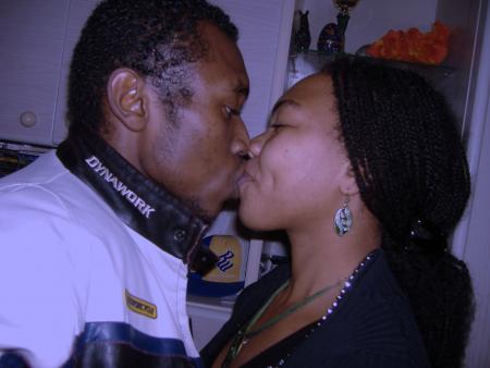 BRIAN AND ADIDJA S'EMBRASSENT